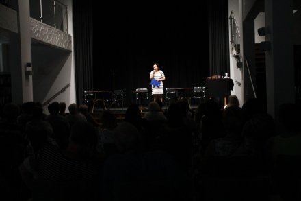 Dyrektor Wiślańskiego Centrum Kultury Katarzyna Czyć-Kaźmierczak zapowiadająca spektakl